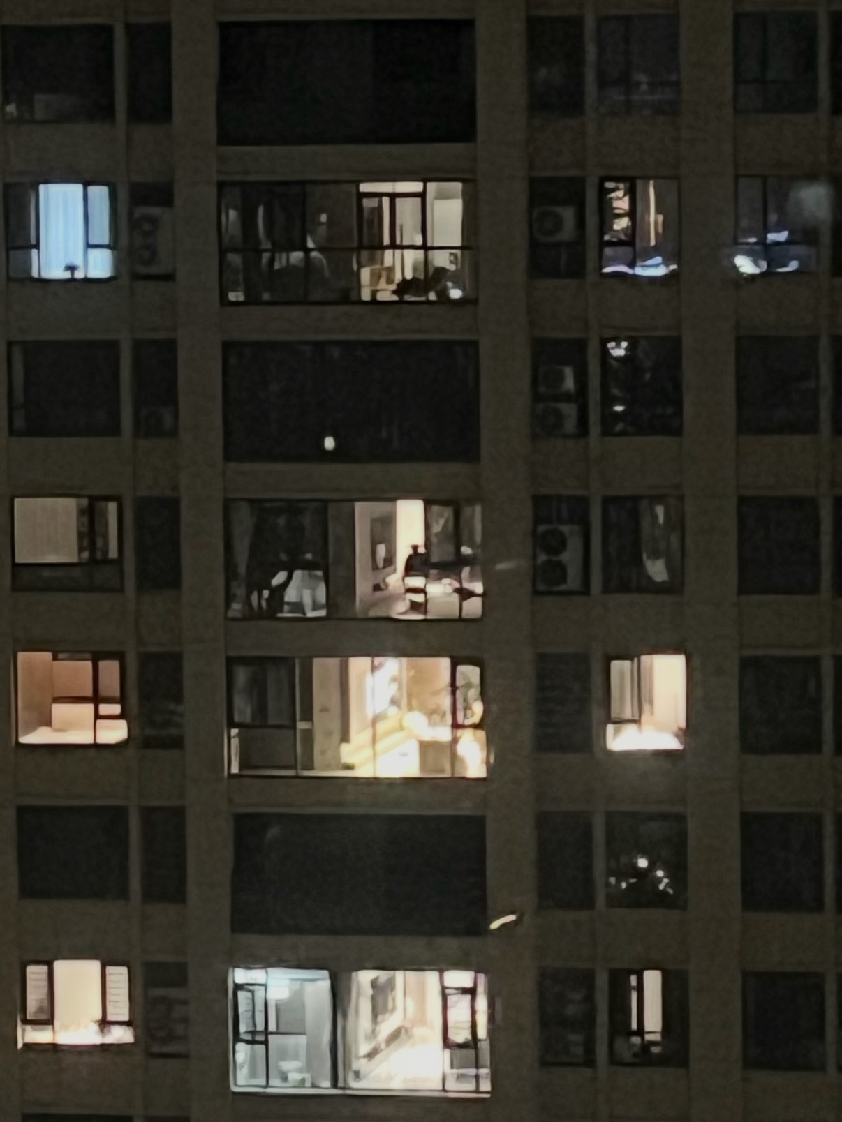 晚上一定要拉窗帘为了保护隐私，大家晚上睡觉还是把窗帘拉上吧。不然开着灯，房间里真