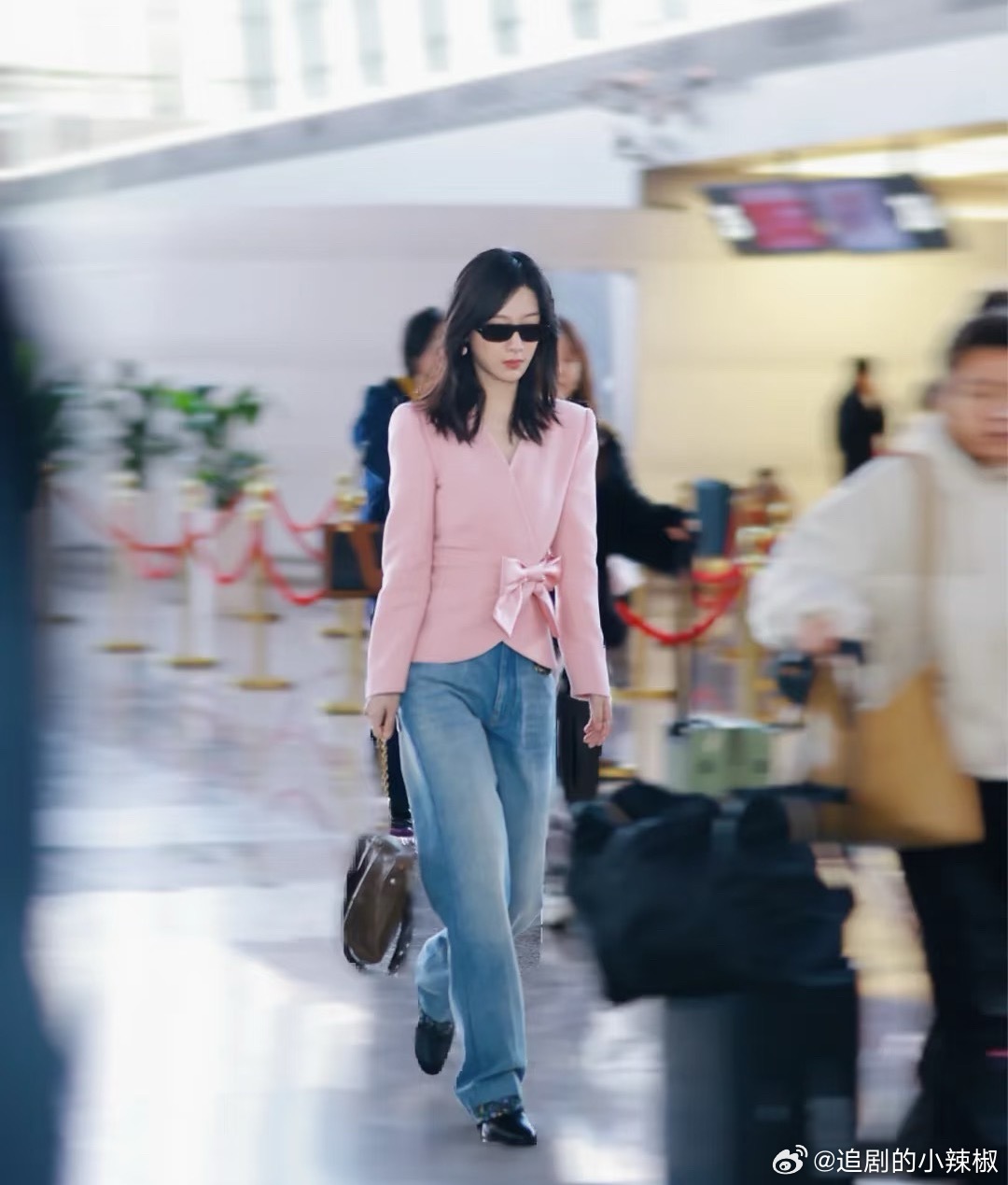 杨紫出发罗马时装周路透，一身粉色西装造型 