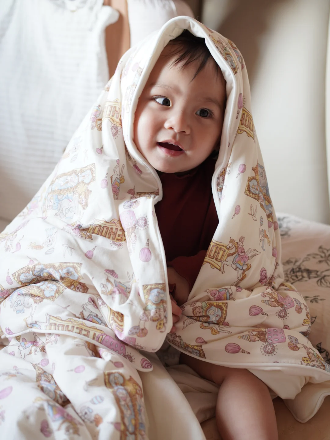 我家的被窝长了个小可爱，软乎乎的太好rua～