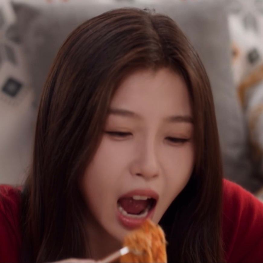 有只小猪 吃饭很香🐽 