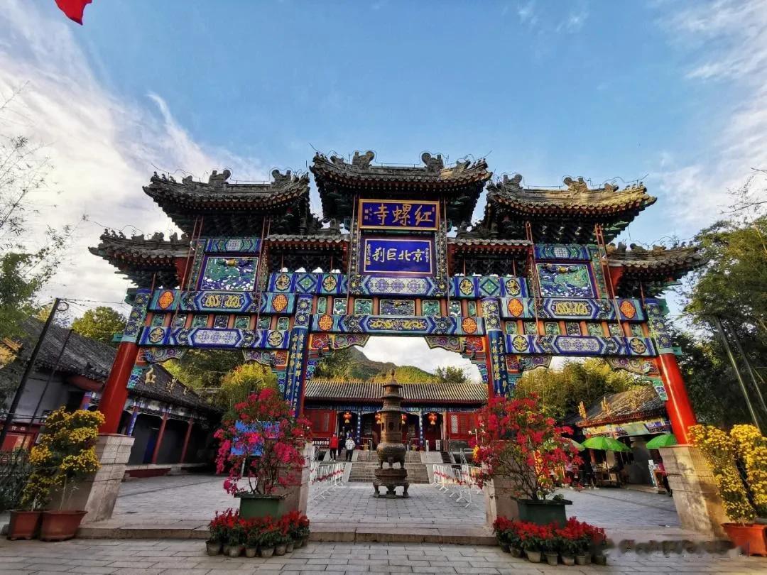 好红螺寺千年雌雄银杏 红螺寺大雄宝殿前两棵枝丫参天，亭亭如盖的银杏树树龄已逾千年