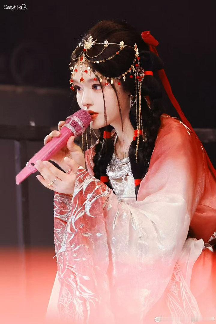 黄霄雲刘宇西厢寻他东方美学天赐的声音 有人评价她的声音像“被天使吻过”，既有力量