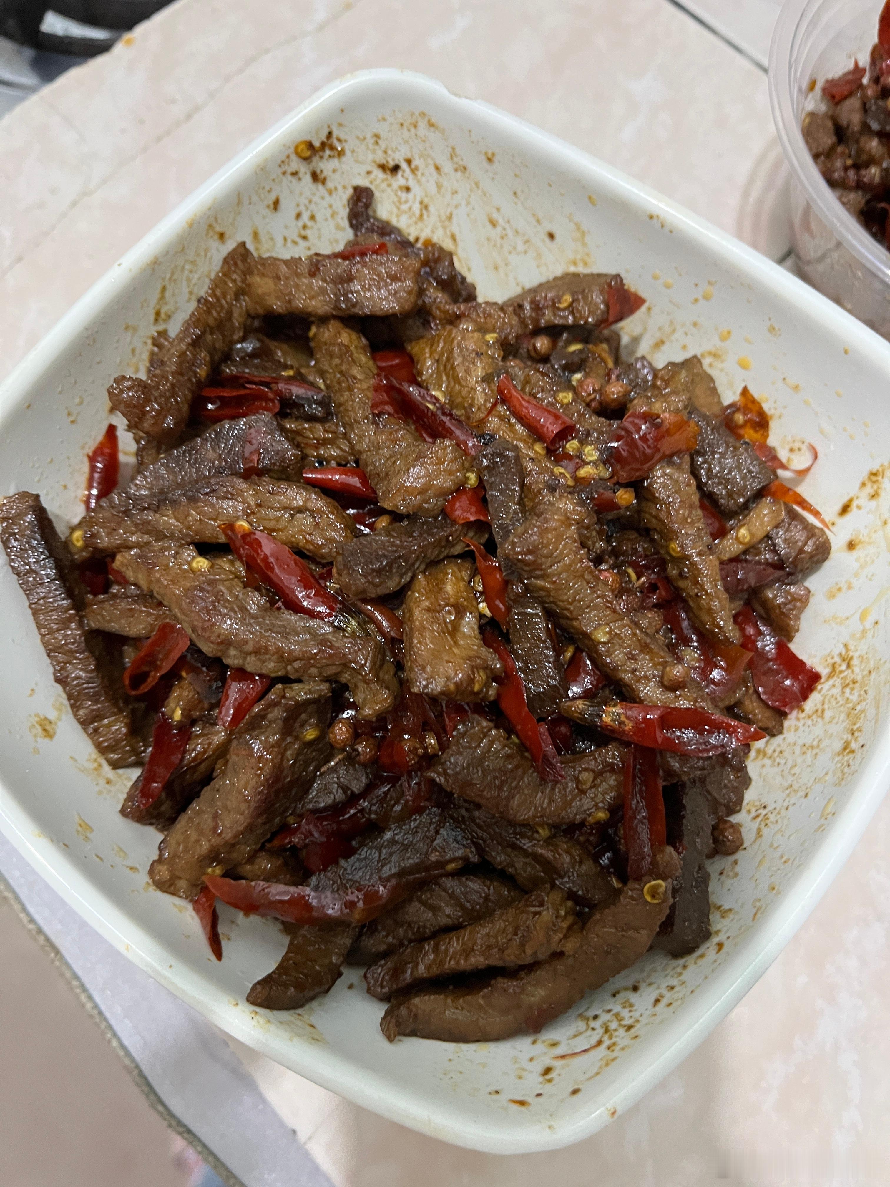 给细狗做了好吃的，麻辣牛肉，图一、二是妯娌姐姐做的，好好吃，周末的时候回来得晚，