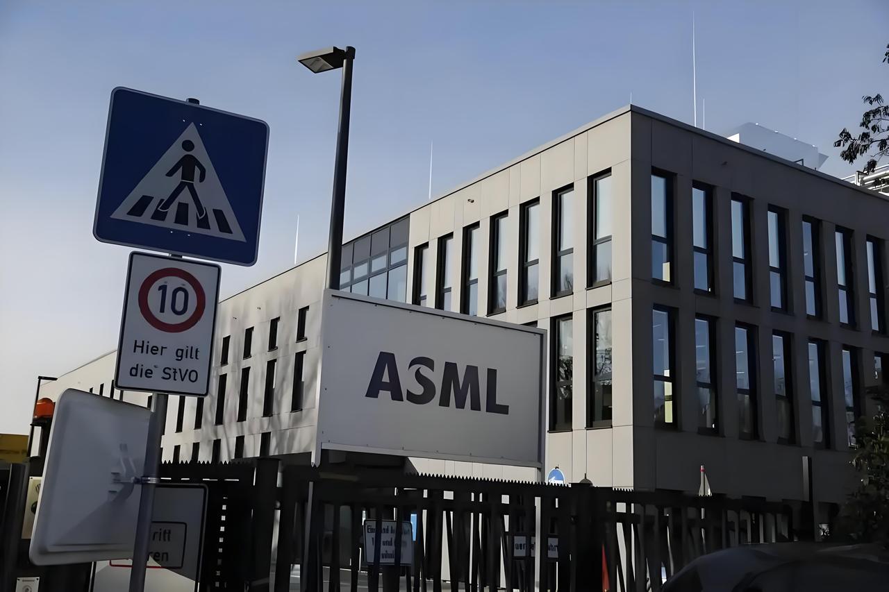 阿斯麦快被整崩溃了！
说实话阿斯麦太难了！
因为技术来自美国，所以美一个对华出口