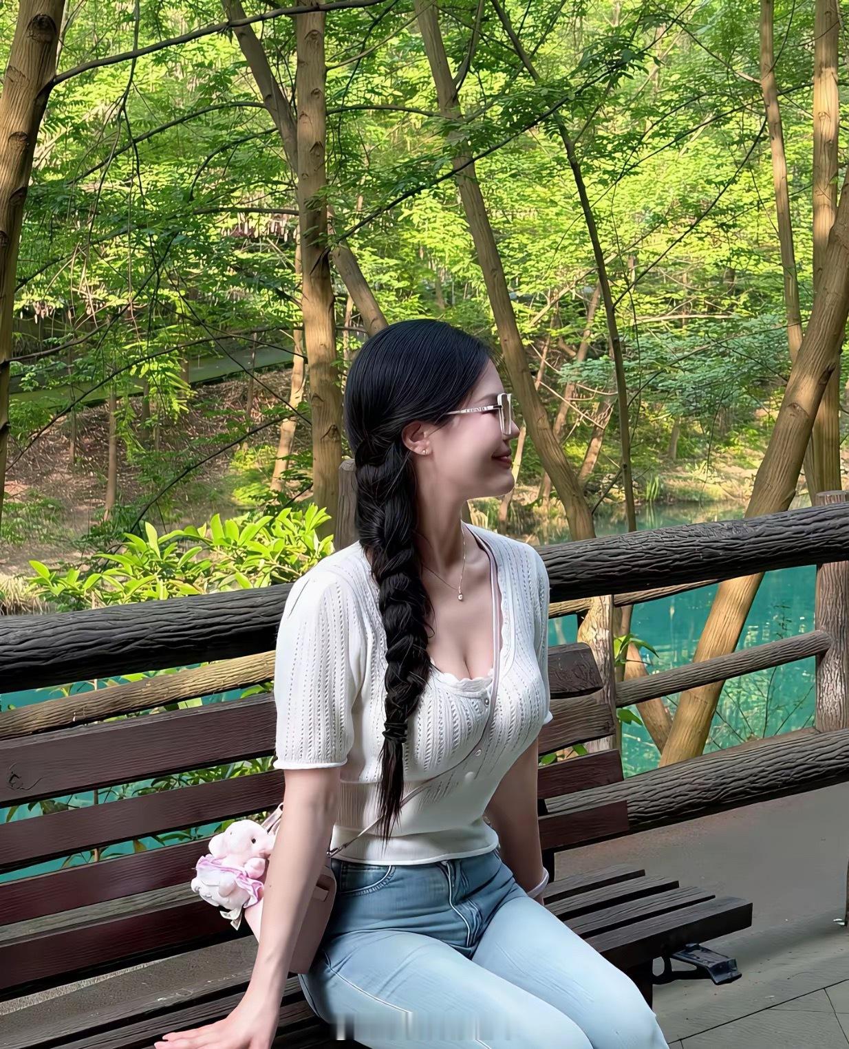 约她出来爬山，她挺开心，今晚还可以宵夜了！ 