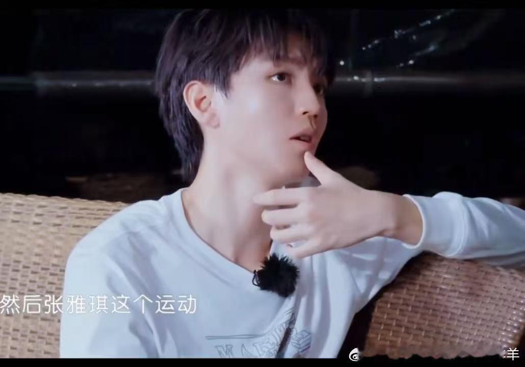 小凯说“用心”前先讲清前提：运动游戏前面准备的礼品。不是泛夸“雅琪不错”，是把事