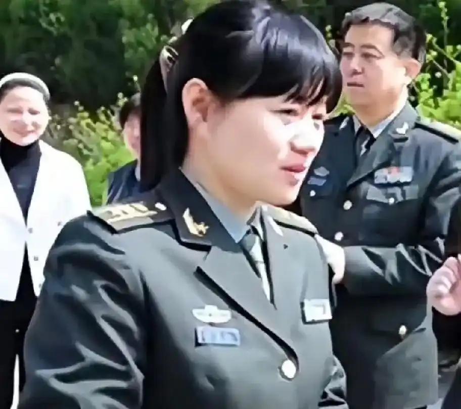 许世友孙女许道江重回老家新县田铺乡河铺村许家洼给祖父许世友扫墓时的一幕，许道江是