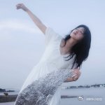 沈月你怎么把我捧在手上了 沈月这次的官宣真是满满的温馨和甜蜜，捧着月饼的她让我们