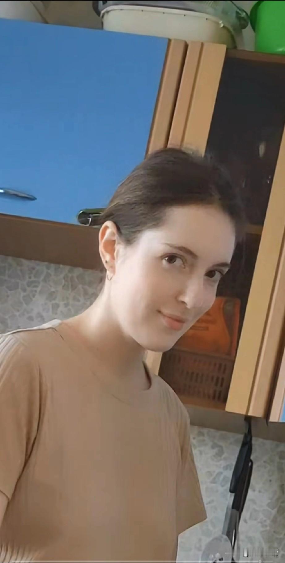 男子抱怨自己的俄罗斯妻子不给他办手机卡，这让他到了俄罗斯不敢乱转，
害怕没有手机