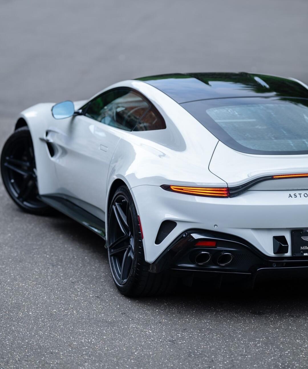 Aston Martin Vantage，我愿称之为马丁最成功的改款，流线型的肌