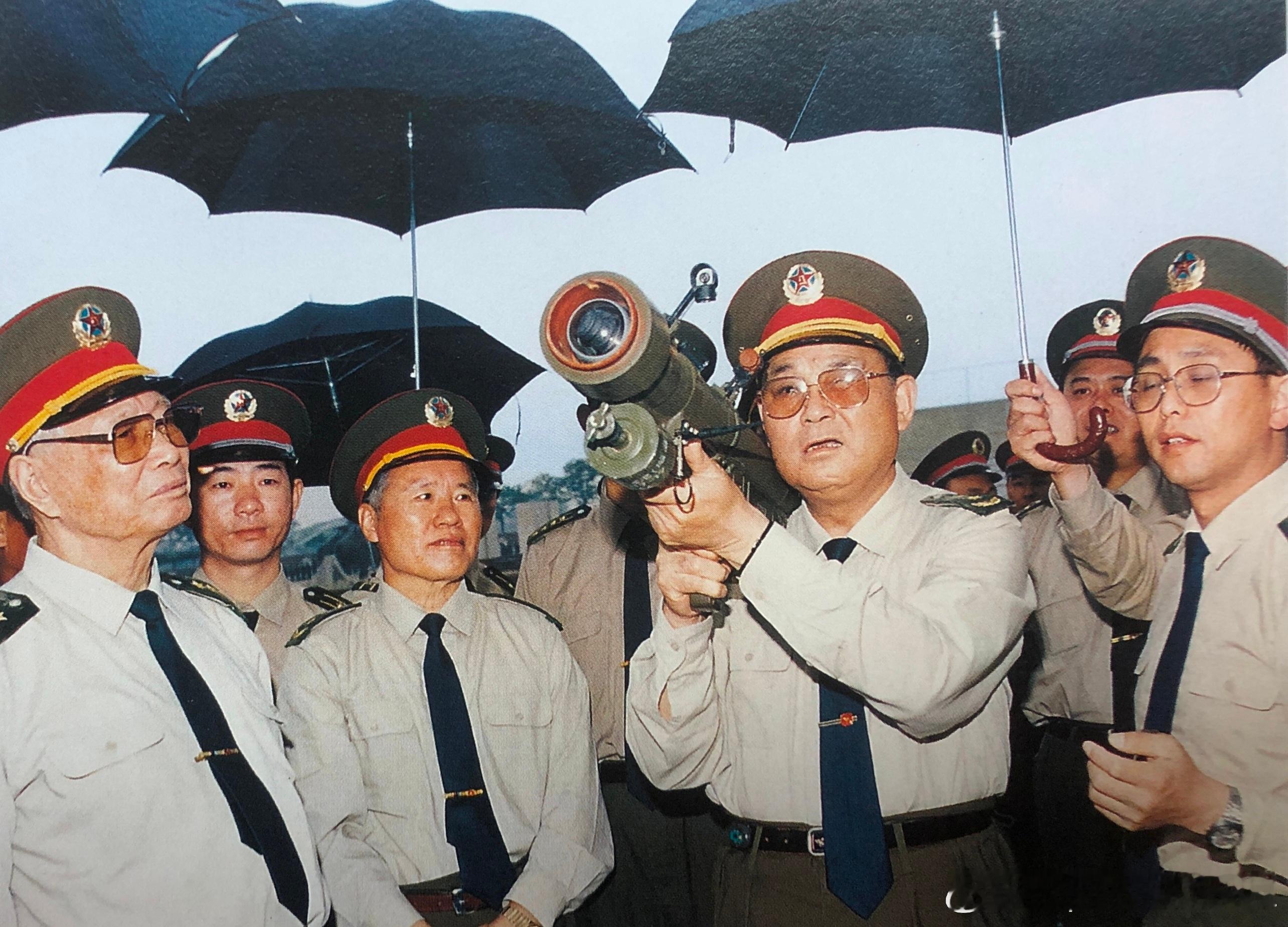 90年代济南军区司令员张太恒、政委宋清渭陪同军委副主席张震视察部队军事历史全触达