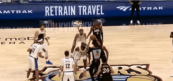 詹姆斯40多岁的人了，还要当牛做马，现在连跳球也包了。
不过起跳把人都撞飞了，有