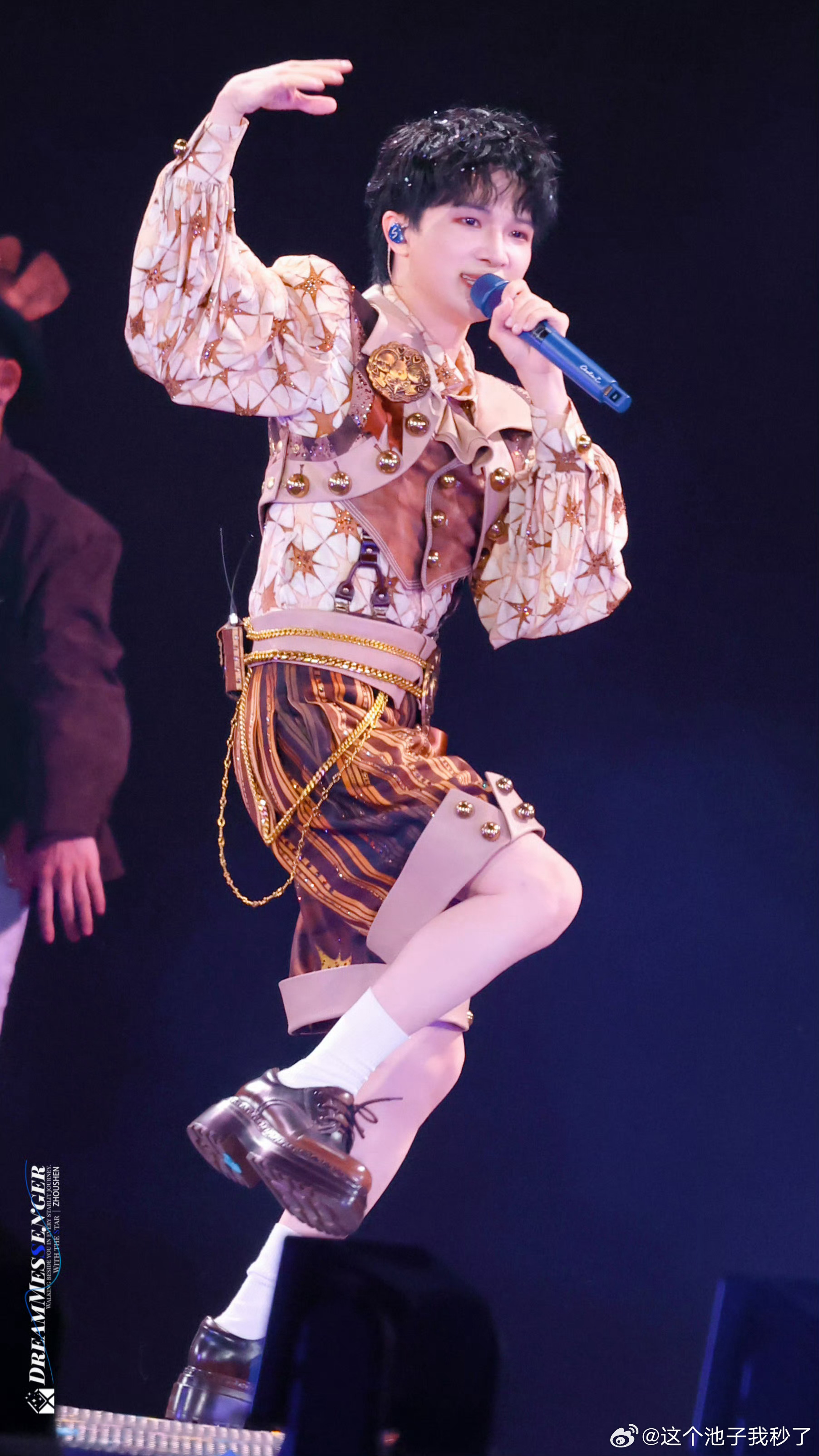 周深眼睛瞪得比球大周深惊讶得很刻板救命啊这哪里是演唱会，分明是全场几万人在集体哄