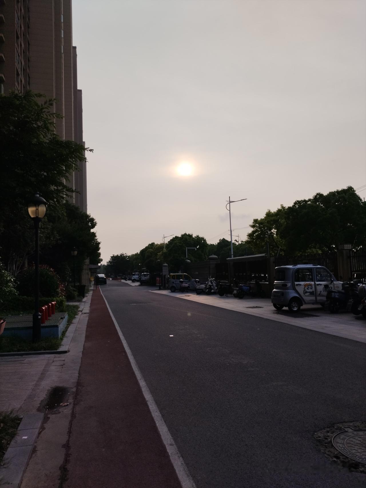 等日落，等到没有太阳了！短短的十五分钟时间，太阳不见了！