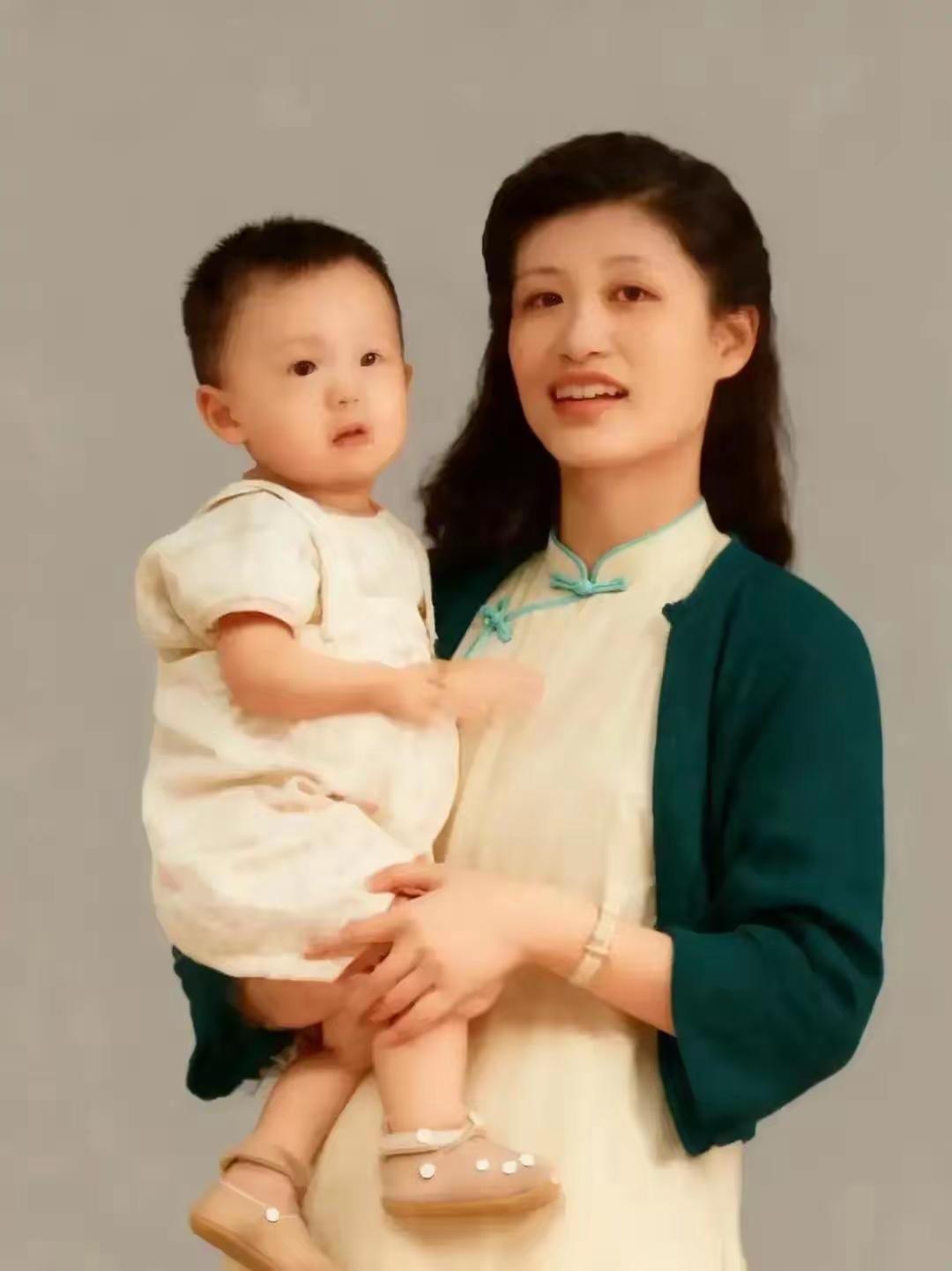 1944年，张爱萍上将夫人李又兰怀抱8个月大的儿子，在宁波照相馆的珍贵留影，而在