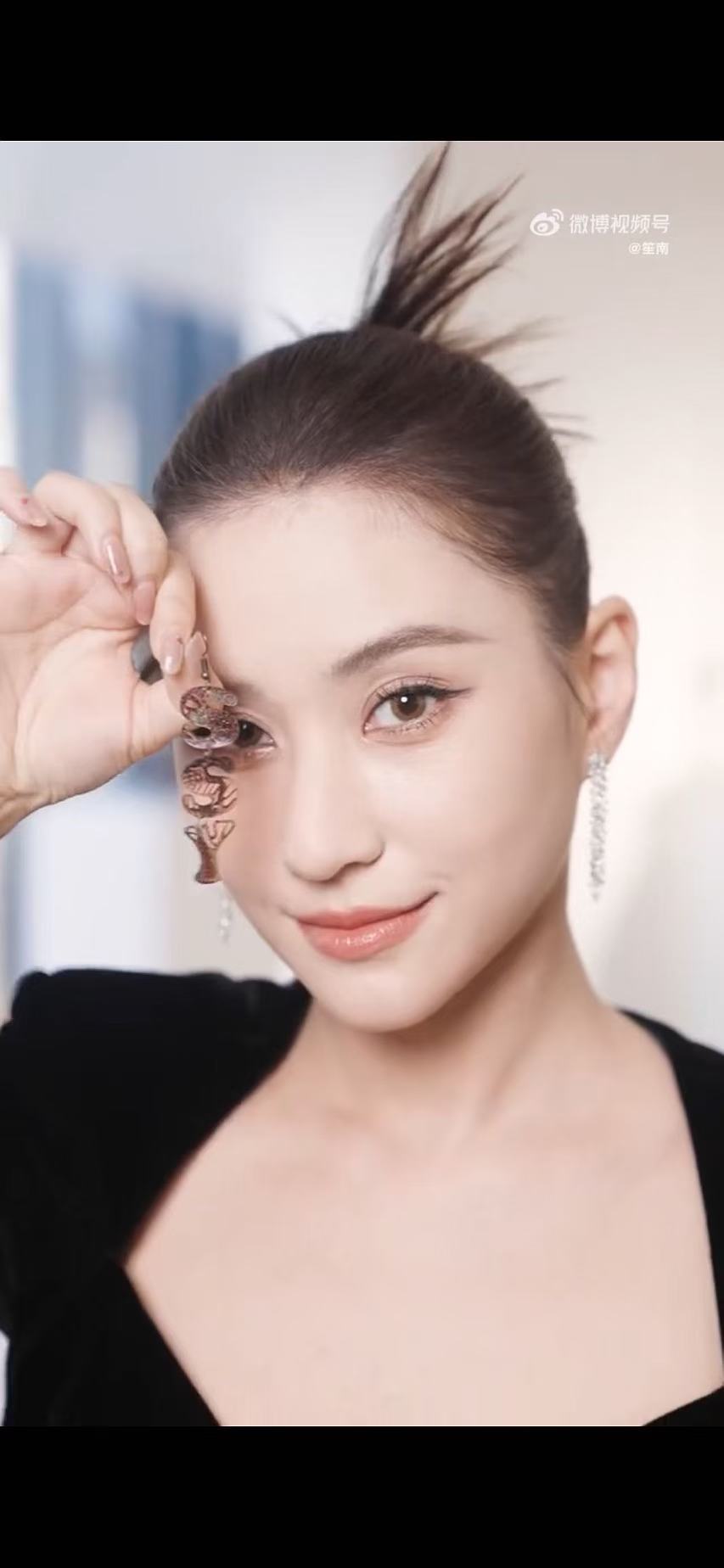 何超莲气质黑天鹅造型 谁懂何超莲这样的气质带给我们的惊喜！黑天鹅造型，真的是不要