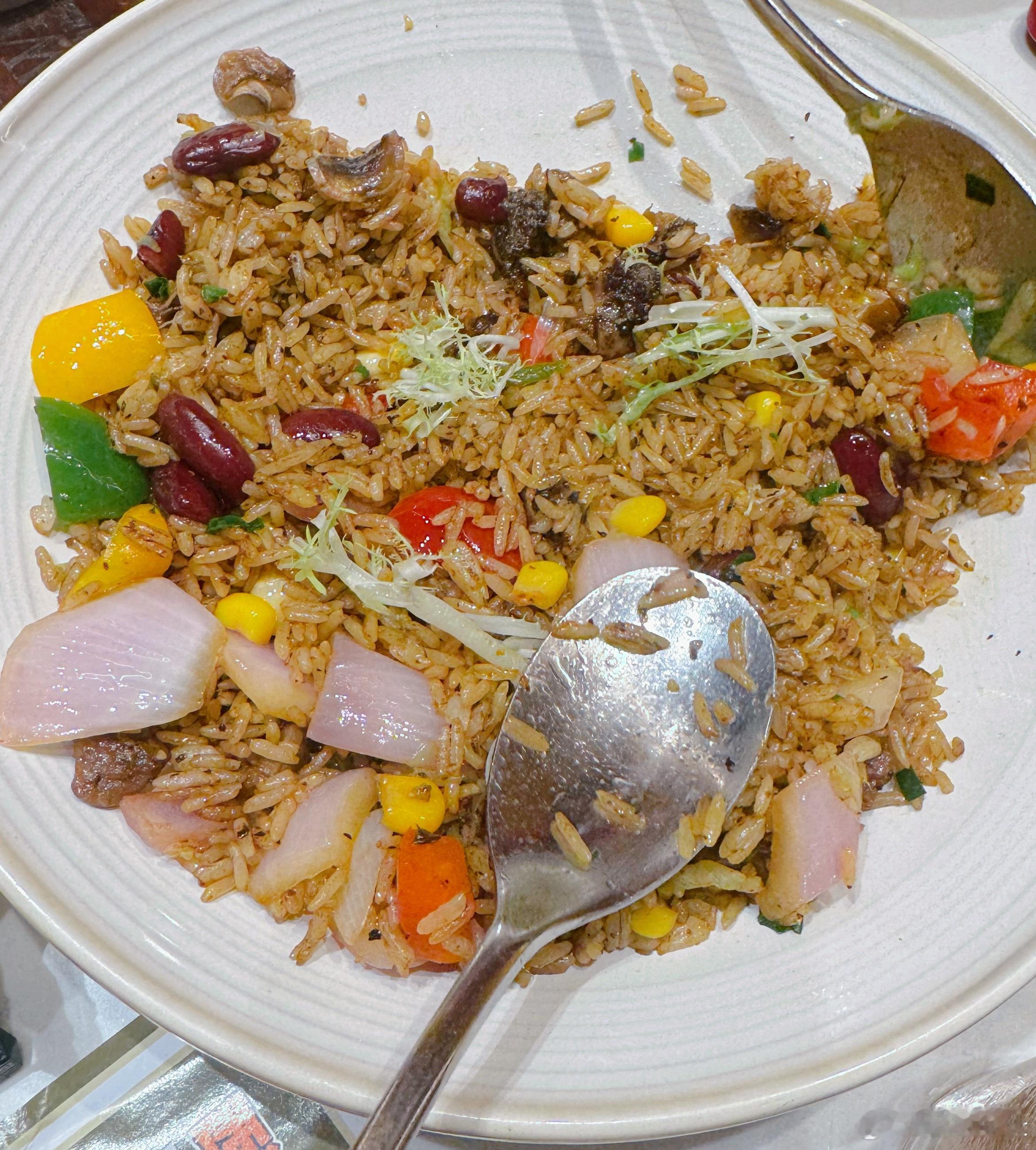 这碗彩蔬牛肉炒饭，色彩和味道都在线，好吃到想天天炫～ ​​​