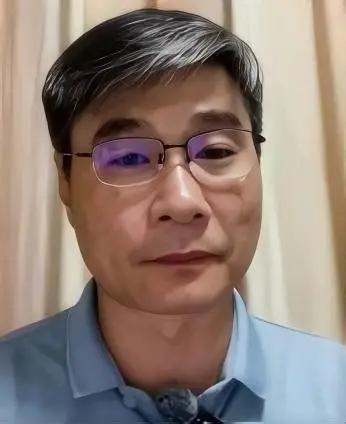 江学勤这事，说简单也简单。

一个华裔学者，骂了中国二十年，去洛杉矶待了三天，突