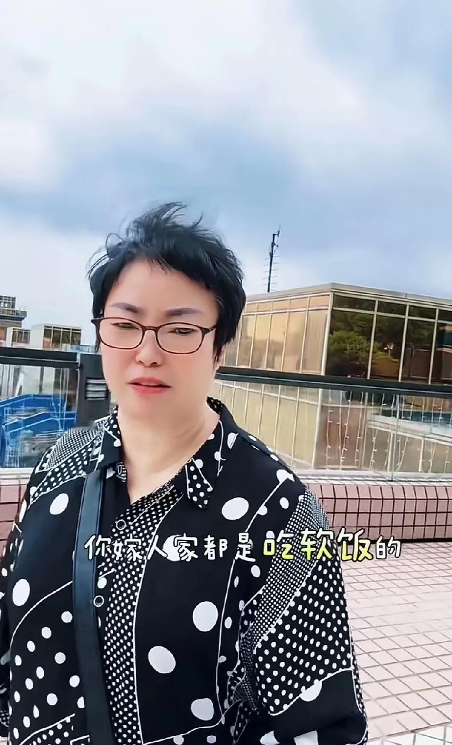 李喜梅的妈妈大把年纪，在网上公开与黑粉对骂，说黑粉骂大双吃软饭，而黑粉连个吃软饭