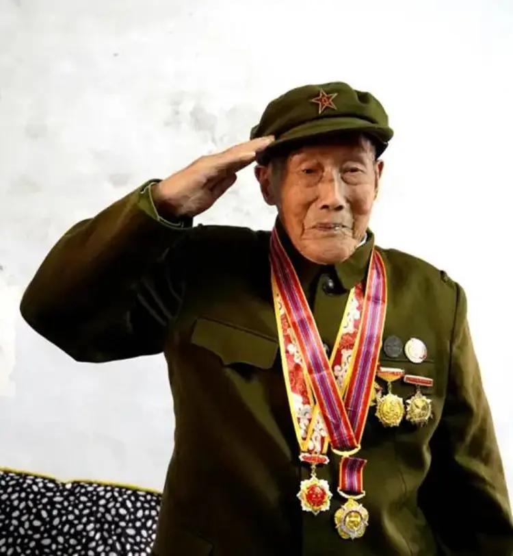铁血侦察兵李明海：三朝战火铸忠魂，两度入朝写传奇
 
李明海，1929年出生，男