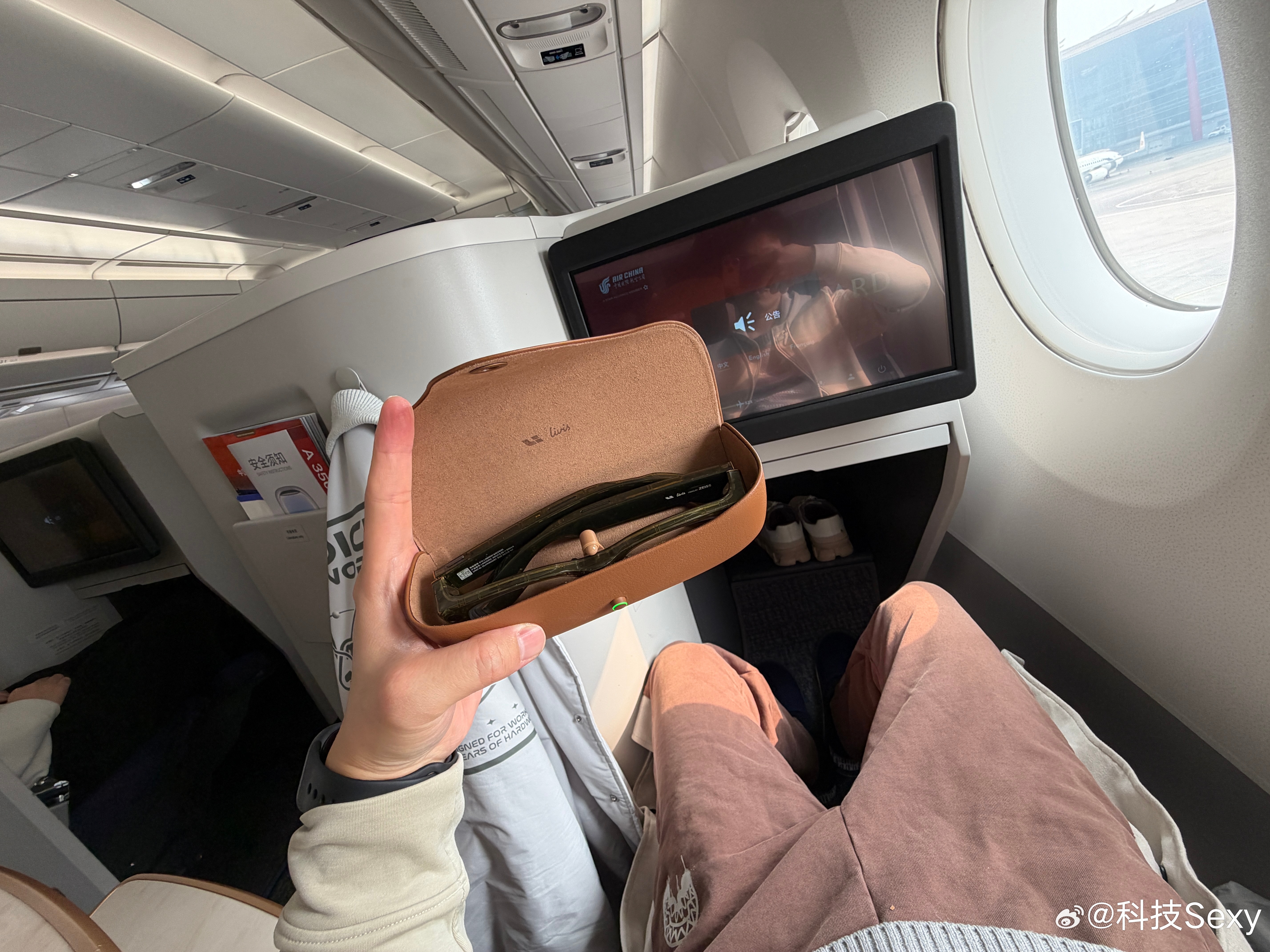 自从带了理想Livis眼镜，耳机都不想带了，这个眼镜在飞机上看电影听音乐一点问题