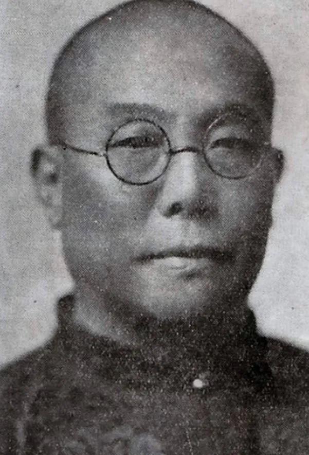 23个贴身保镖，4辆全副武装的护卫车，防弹轿车，虹口公馆十步一岗五步一哨——这是