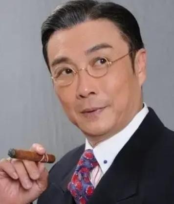 一次，43岁的刘松仁在飞机上，看上了小他20岁的泰国空姐，于是，就开始砸钱追求她