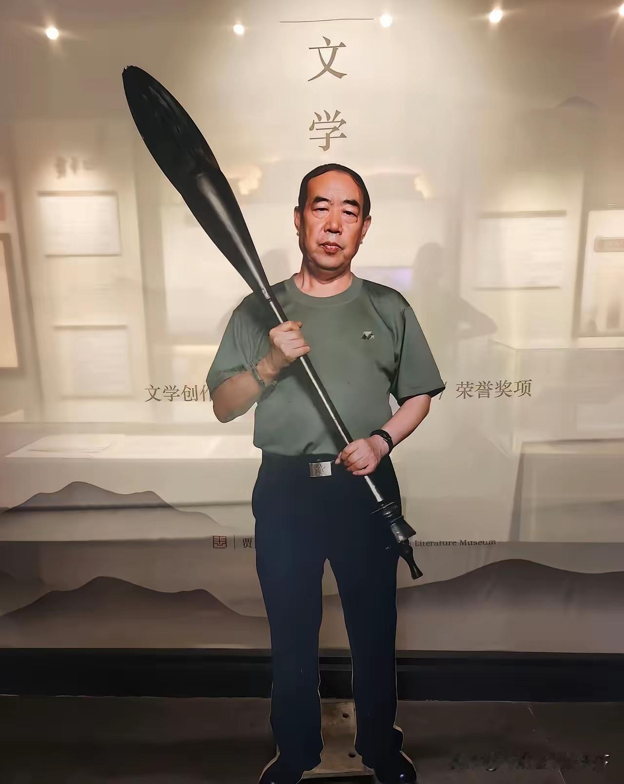 握桨的文人算是船匠，还是搅棍。