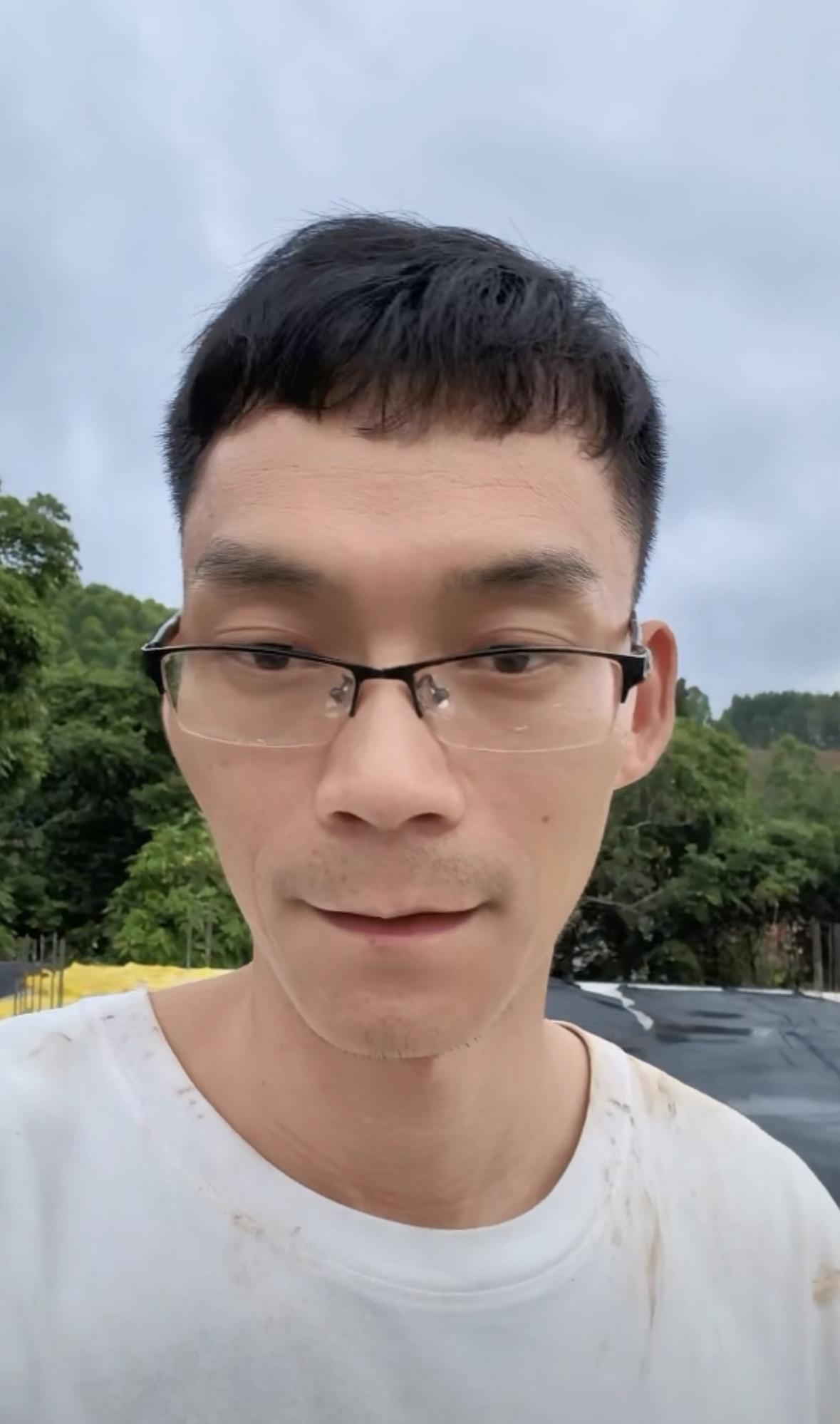 唐尚珺新房主体预算25万，确定是两层半小楼总面积在180平左右。

唐尚珺在老家