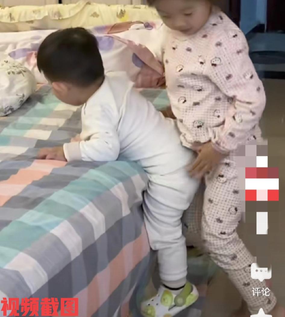 宝妈想知道女儿姐姐如何把儿子弟弟抱上床的。

毕竟姐姐也是年幼，弟弟也是如此，两