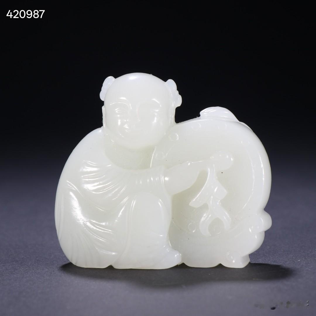 清代 和田玉籽料童子击鼓。
规格-高5.25cm 宽6cm