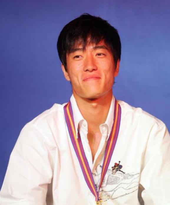 2004年刘翔跨栏夺冠后，开发商送他一套225万的房子，他豪气地送给教练，不料，