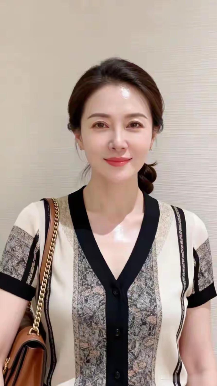 优雅气质穿搭，精致妆容，自信微笑