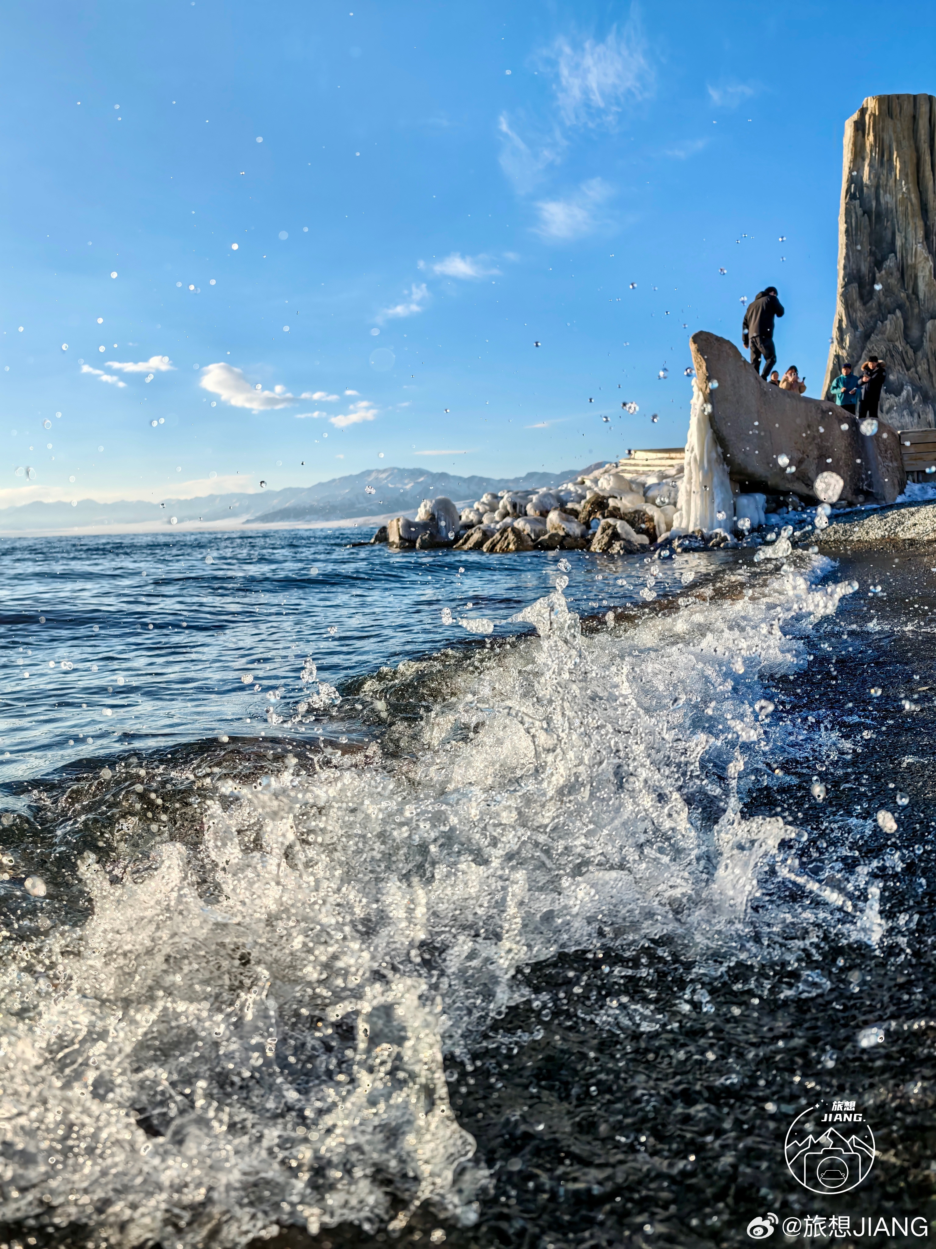 可以交换你们拍的赛里木湖吗？大西洋最后一滴眼泪凝了冰，浪涛却还在与寒岩相拥，这是
