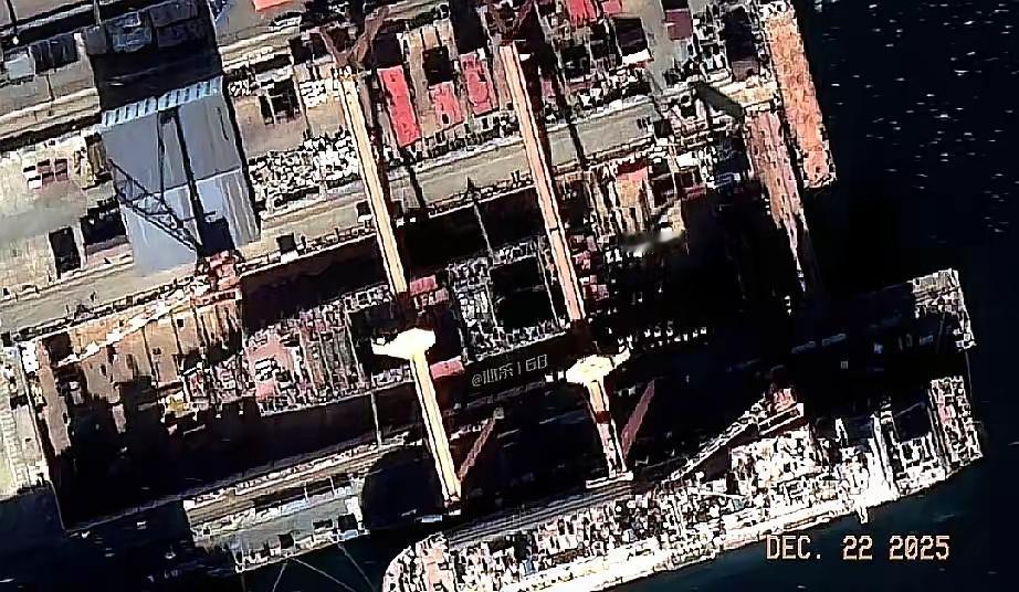 福建舰服役后，中国新航母有了新动态。官方媒体承认新航母存在，网上还曝光了两型10