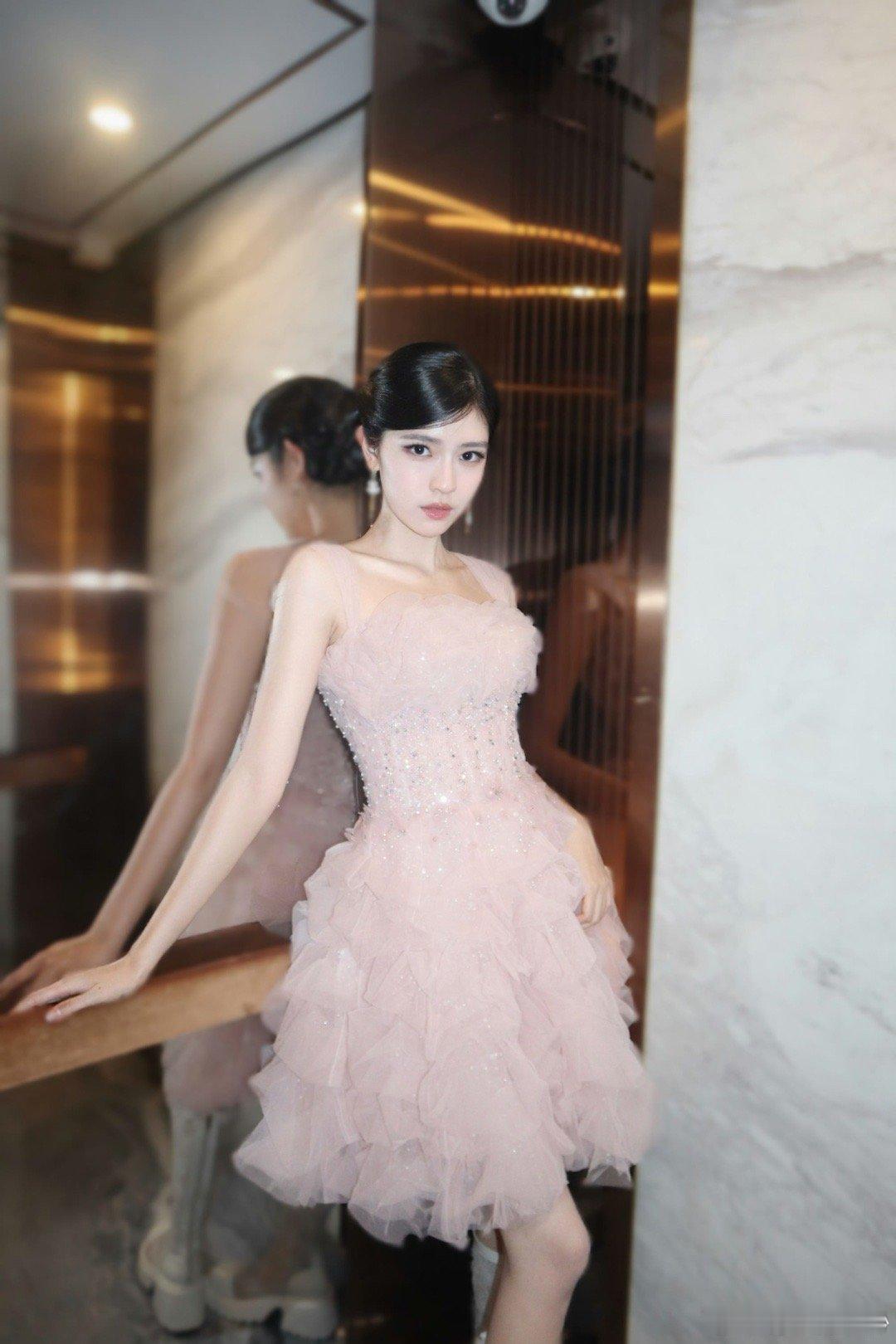 内娱上新一款御姐音甜妹声鸣远扬 陈依妙简直是行走的反差机！外表是软乎乎的甜妹，开