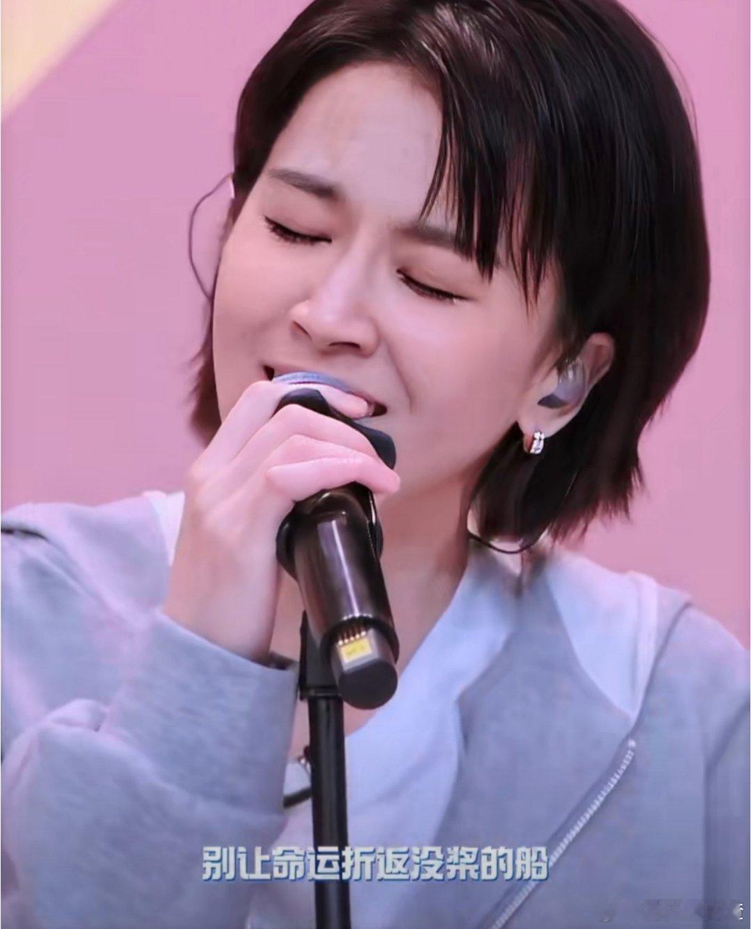 曾沛慈这个妆造萌哭了天呐！这反差感也太绝了吧！舞台上是气场全开的实力唱将，私下怎