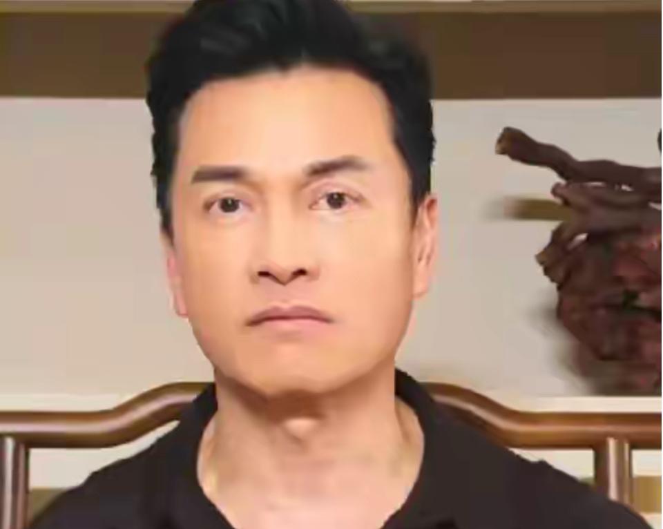 69岁吕良伟为妻子庆生，头发乌黑浓密状态年轻，自曝生理年龄39岁
娱乐
