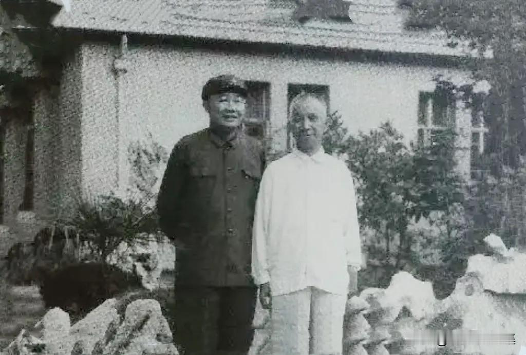 1972年，开国大将粟裕（右）与他的老部下、开国少将钟国楚（左）在江苏无锡重逢的