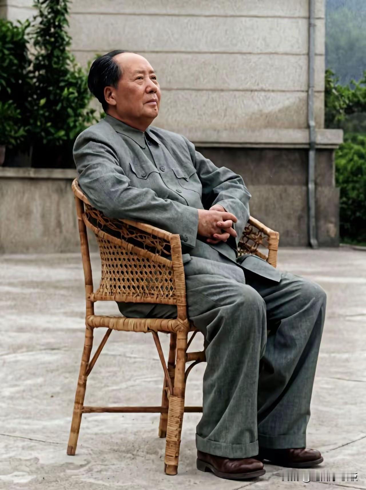 老人家对这个竹椅为何情有独钟？在多个场合都坐过！

我们在公开资料上看到过相关记