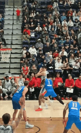 明星哨？杨瀚森背打小个子，险失误，好在裁判补了一个哨！大家觉得这个掏球犯规了吗？