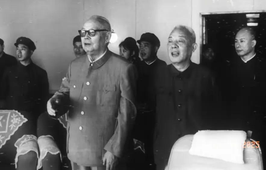 1976年
叶剑英同志、苏振华同志和林乎加同志在上海。