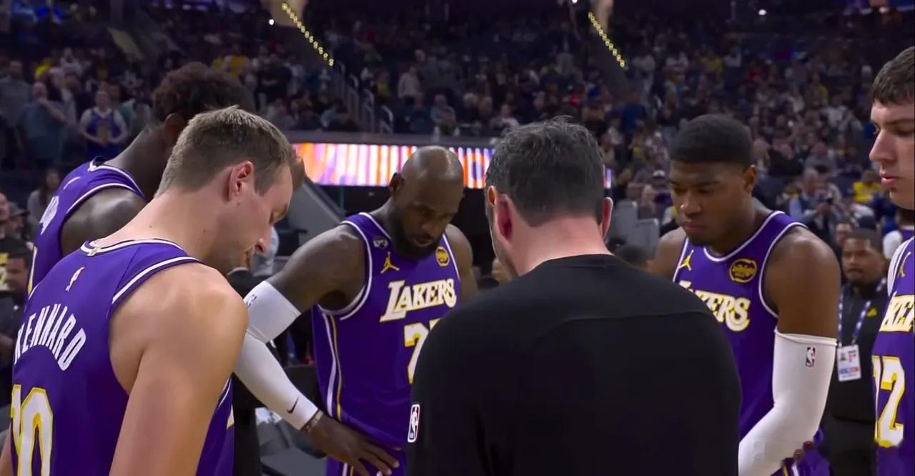 湖人超级巨星詹姆斯真是越混越惨了！在今天湖人客场挑战勇士的焦点战中，贵为超级巨星