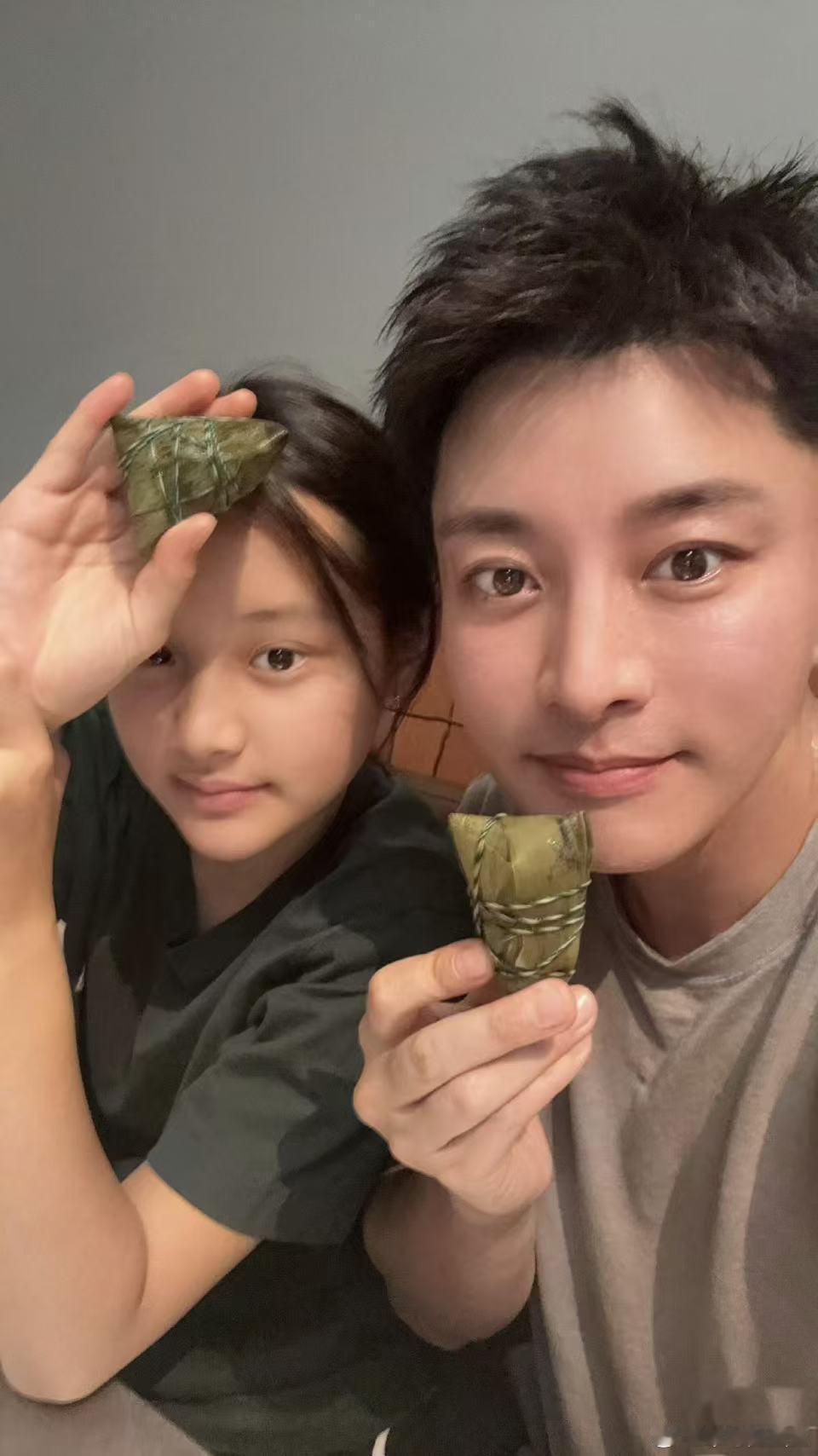 贾乃亮小腹纹身贾乃亮腹部的纹身甜馨都13了，别让娃刷到爹被造黄谣的烂梗，成年人吃