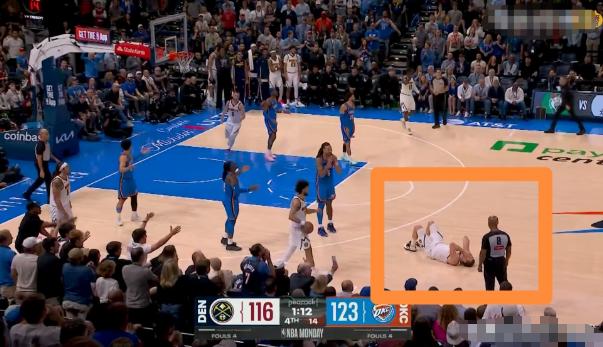 雷霆恶汉多尔特又伤人了，这次的受害者变成了约基奇！在今天掘金客场挑战雷霆的比赛中