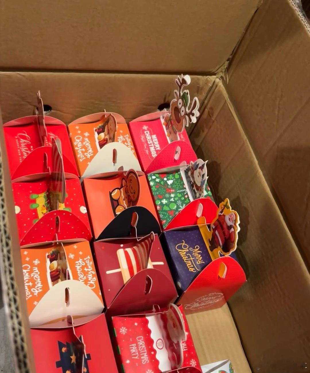 刚从外边吃饭回来，听店里边有一桌人在说平安夜买的苹果，桌上的一个学生说他买了两个