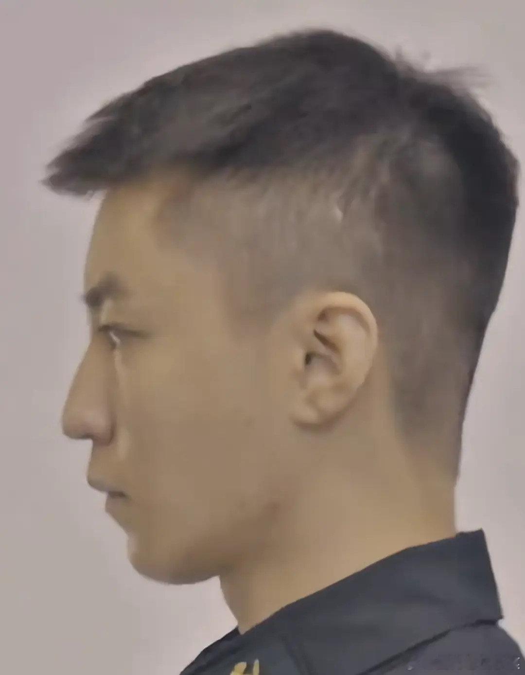 王俊凯的骨相一般不适合上大荧幕，比不过四字的电影脸 