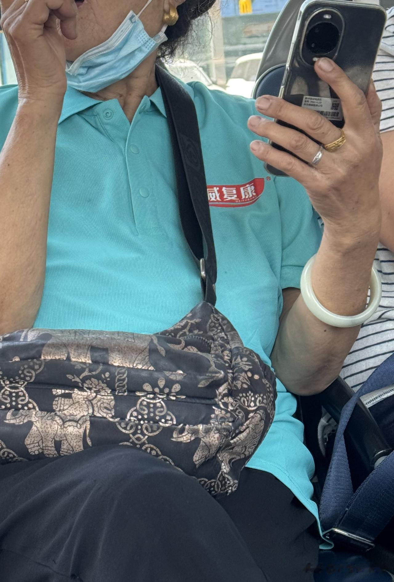 今天在公交车上看到的，一个老姐姐。
环佩叮当，两个很大的金耳环，两只手指头上两金
