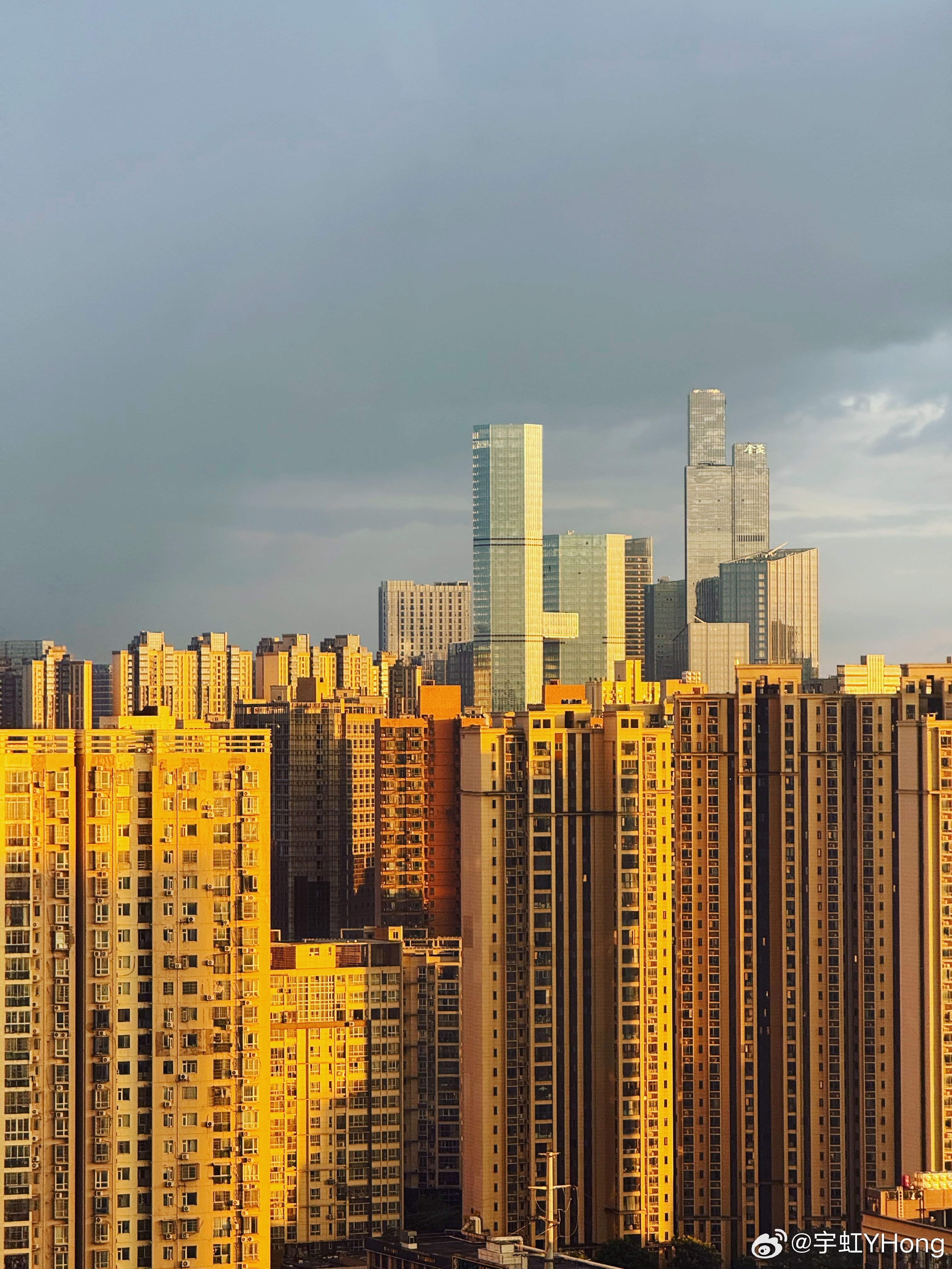 这就是台风来临前的夕阳吗？这黑云压城，下一秒就要把太阳吞掉的感觉。看得人都有点紧