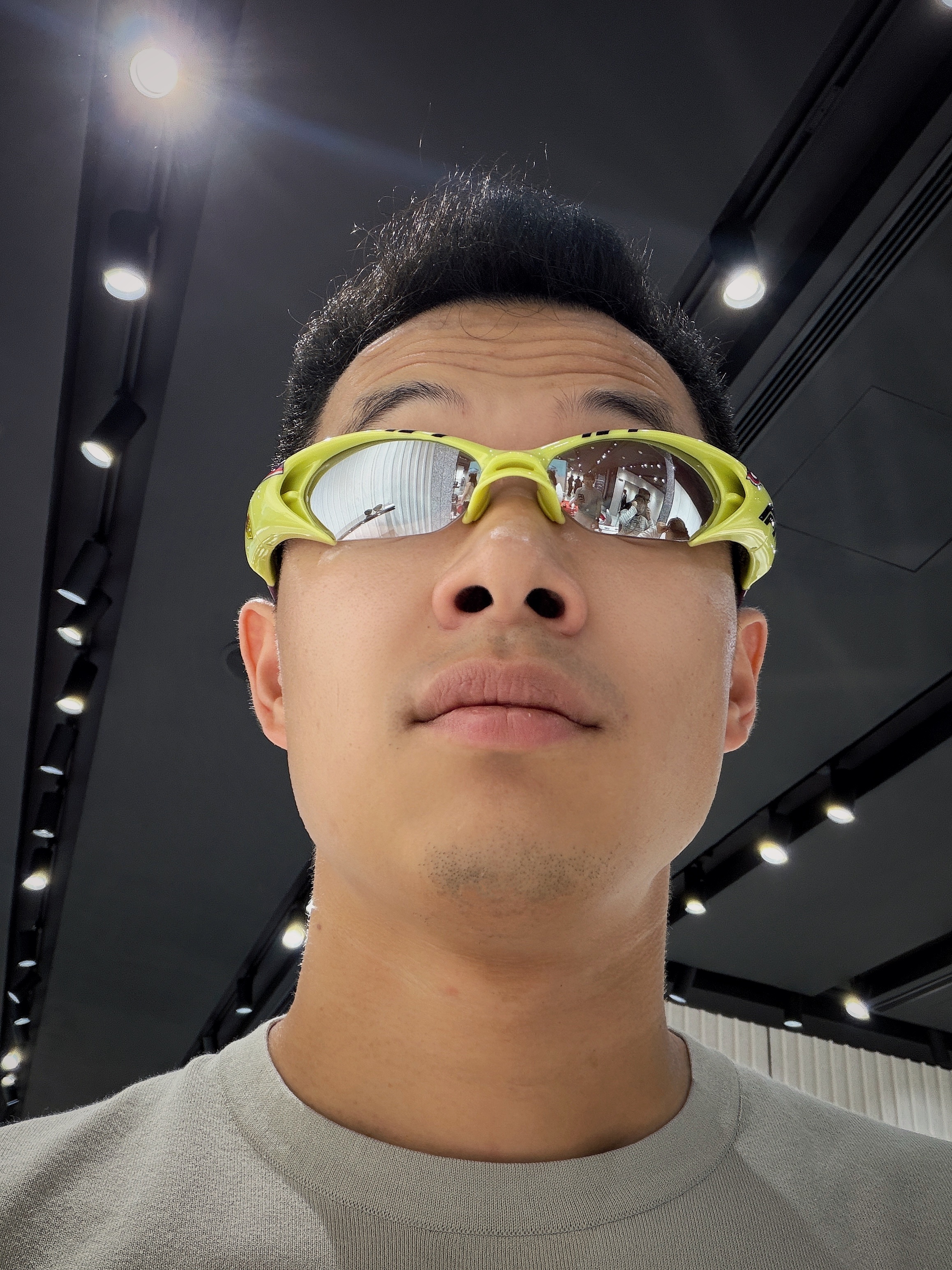 我一直觉得没有我驾驭不了的墨镜，尤其是和赛车联名的款式，直到今天试了GM和迪斯尼